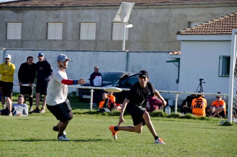 Cómo lanzar el backhand